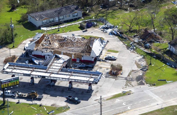 Imágenes aéreas revelan el arrasador azote del huracán Laura