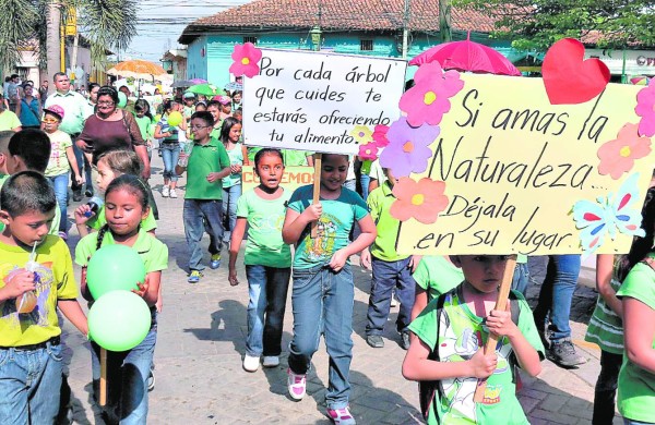 Con desfile escolar inició la semana del ambiente
