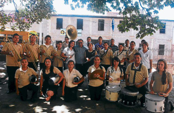 Bandas de guerra afinan sus ritmos para desfiles patrios