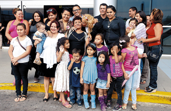 Madre hondureña se reúne con sus hijos después de 16 años de ausencia
