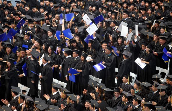 A engrandecer a Honduras más de 1,200 alumnos de la UNAH