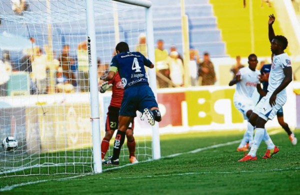 Olimpia le gana el clásico a Motagua con polémico gol