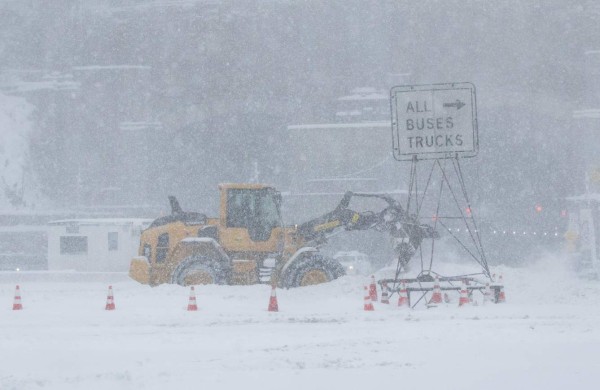 Transporte paralizado y confinamiento: alerta por nevada en Estados Unidos