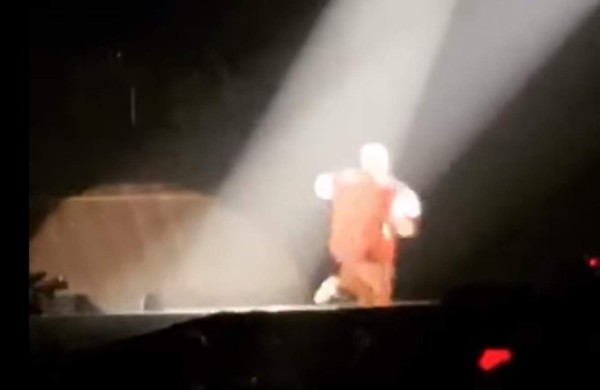 VIDEO: Justin Bieber se cae en pleno concierto en Canadá