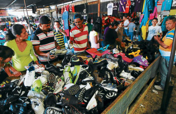 Baja demanda de prendas usadas en Navidad