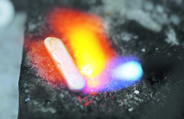 Don Óscar, el artista que hace joyas con radiografías