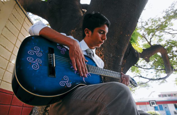 Con sus obras sostiene sus estudios secundarios