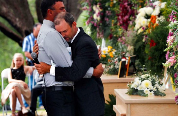 En medio de dolor y miedo sepultan a miembros de familia LeBarón