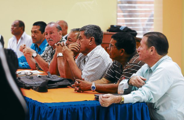 Árbitros hondureños en pie de guerra