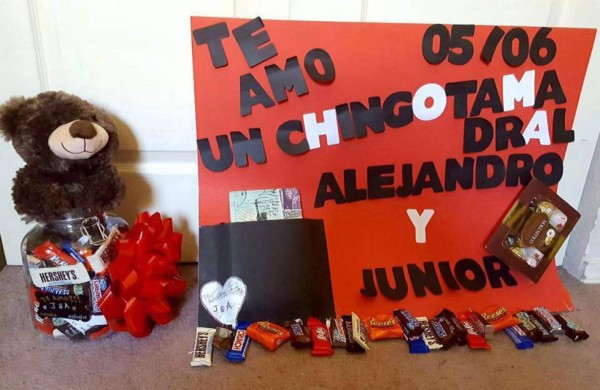 Sin miedo a las críticas dos jóvenes demuestran su amor en un centro comercial