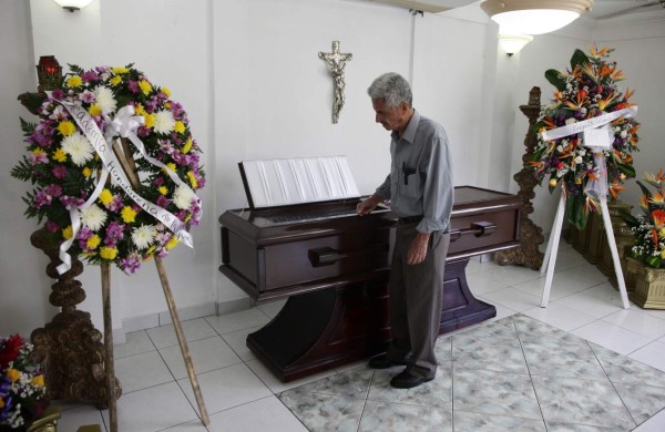 Familia y amigos se despiden hoy del poeta Óscar Acosta