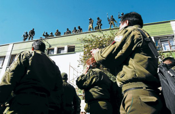 Policías a Evo Morales: Como lo subimos, lo bajamos