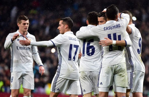 Real Madrid golea 3-0 a la Real Sociedad y se distancia en la Liga