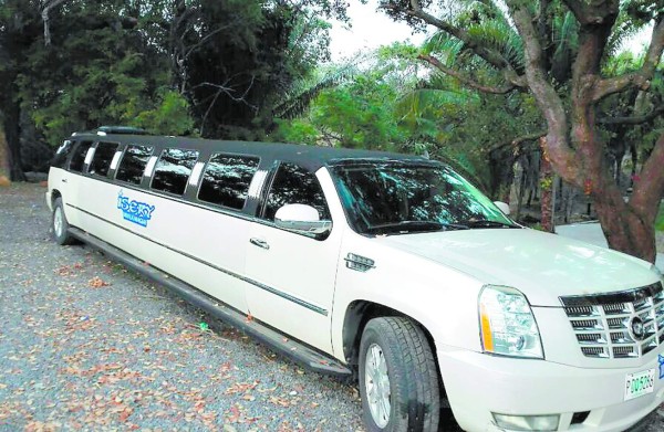 Aseguran 'limo” y excéntrico bar del al argentino Franco Lombardi