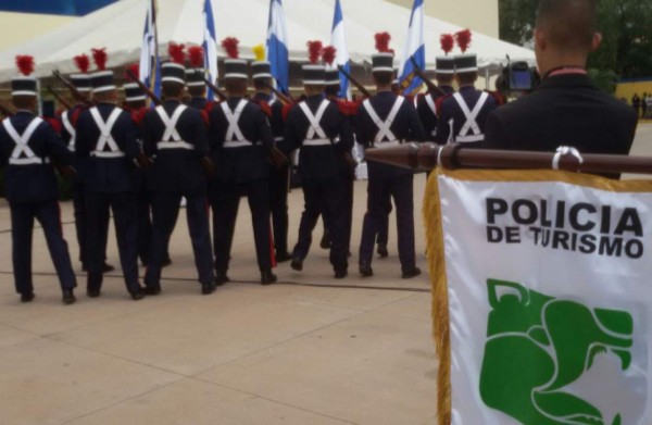 Presidente de Honduras encabeza ceremonia de ascensos policiales