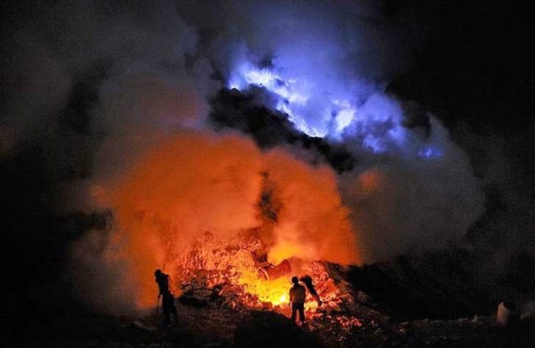 Extraordinario volcán que arroja lava azul