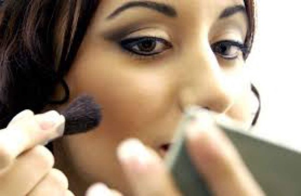 Luz y sombra para afinar el rostro con delicadeza