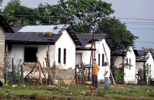 Prometen ayuda a familias de Santiago de Puringla