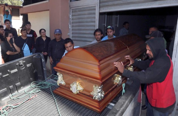 Conmoción entre familiares y amigos por crimen de tres jóvenes en la Cerro Grande