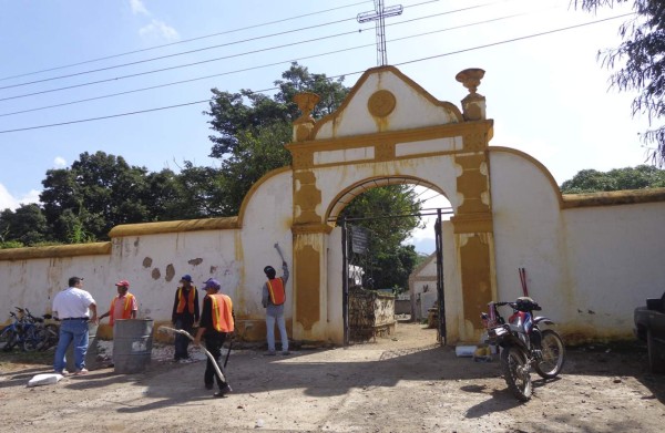 Remozan cementerios para el Día de Difuntos