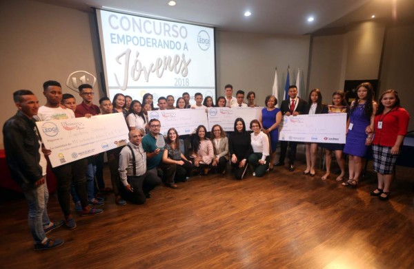 Otorgan premios a ingenio de jóvenes emprendedores