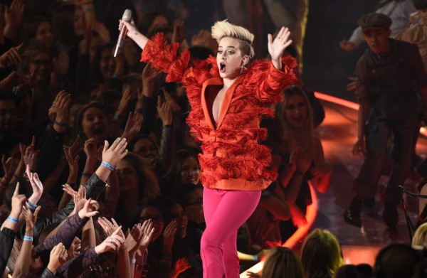 Katy Perry pasa penoso momento por su higiene dental