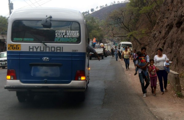 Conductores de buses se paran de nuevo por alto costo de la tarifa