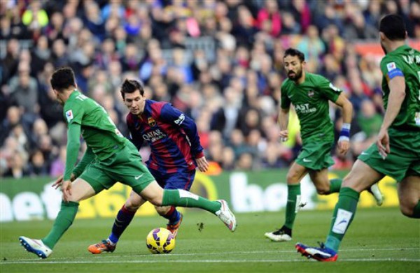 Leo Messi encabeza el ranking de fútbol de AP