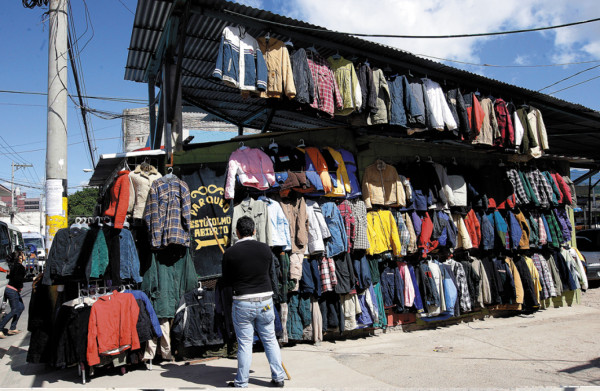 Capitalinos buscan estrenos en tiendas de segunda mano