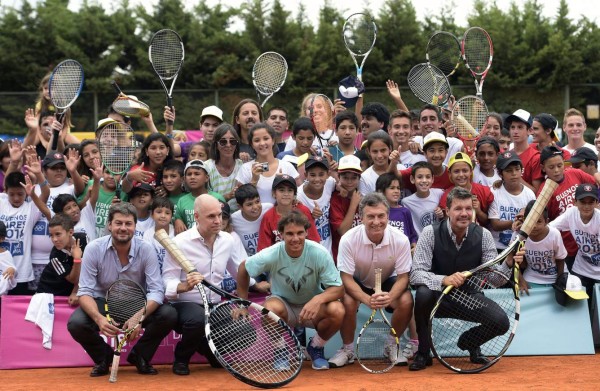 Nadal hace soñar a niños de barrios pobres de Argentina