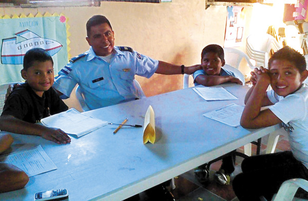 Con apoyo de iglesias forman a niños pobres