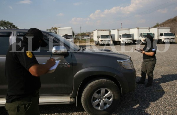 Aseguran flota de camiones y casas a sobrina del 'Gato Negro'