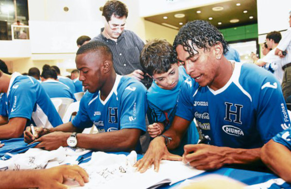 Locura por una firma de la Selección de Honduras