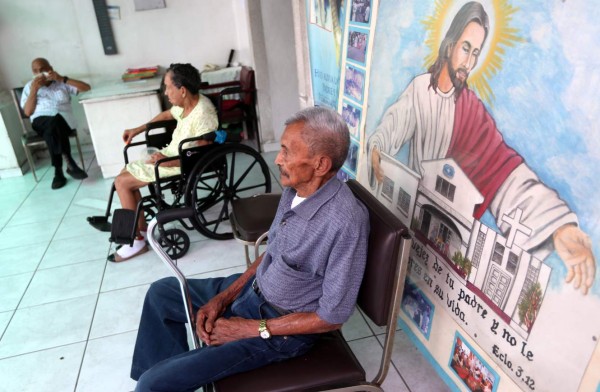 José Manuel Suazo, de 102 años, es uno de los abuelos acogidos en el Hogar de Ancianos María Eugenia (Fotos: Johny Magallanes/EL HERALDO)