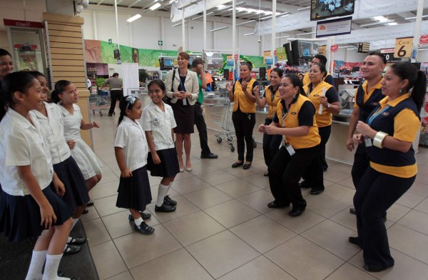 Paiz les da una ayudadita a escuelas amigables