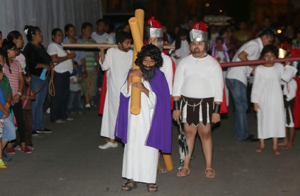 FOTOS: Niños capitalinos reviven el Viacrucis