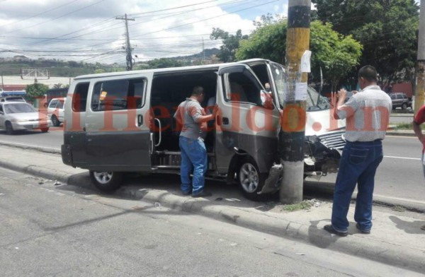 Accidente de tránsito en el bulevar FFAA deja varias personas lesionadas