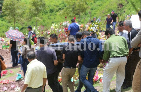 Honduras: Entierran a padre de universitario, asesinado un día después de protestar