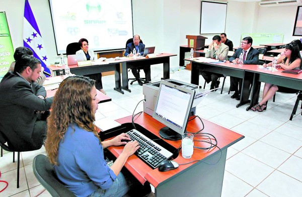 Confrontados Ebal Díaz y comisionada del IAIP