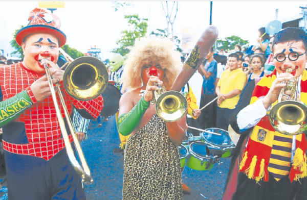 Desbordante alegría y belleza en desfile de carrozas en SPS