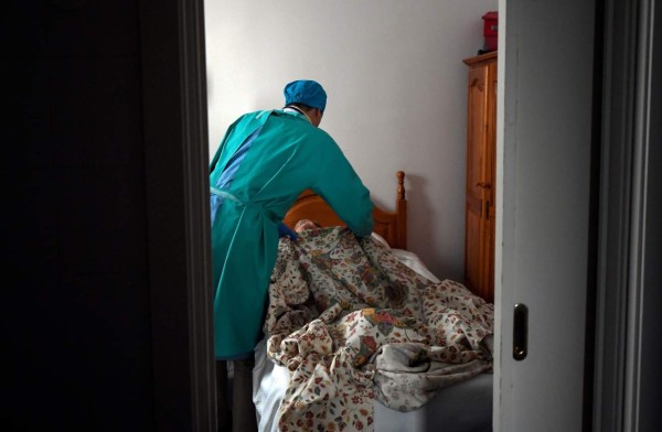 Ligera subida de balance diario de fallecidos por coronavirus en España, con 378 decesos