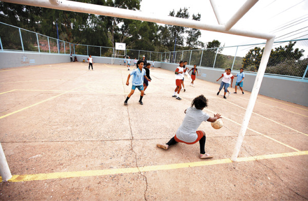 Jovencitas practicarán deportes en canchas que tienen iluminación