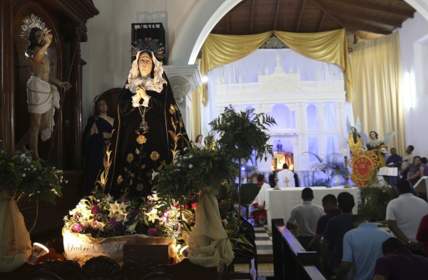 VIDEO: Hondureños acuden con fe al Vía Crucis este Viernes Santo