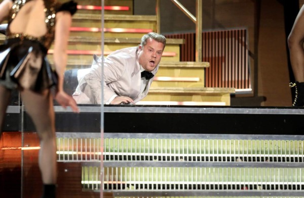 Espectacular entrada triunfal de James Corden a los Grammy
