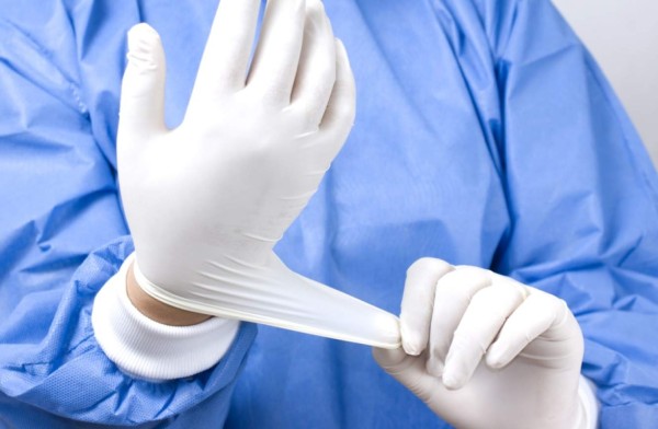 Fiscalía investiga caso de mujer que expulsó pedazos de guantes tras cirugía en IHSS