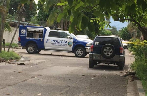 Hallan uno de los vehículos usados en masacre de ocho personas