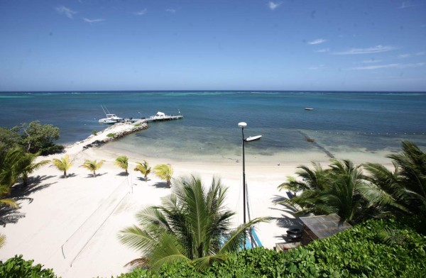 Disfrute el golf, playa y buceo en el club Pristine Bay Resort