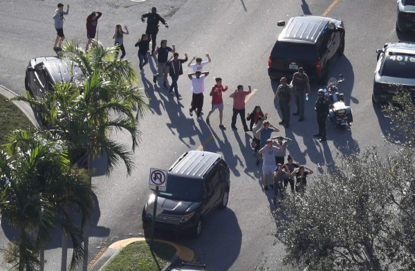 Al menos 17 muertos y unos 50 heridos en tiroteo en escuela secundaria en Parkland, Florida