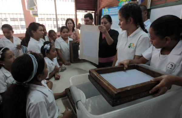 Alumnos aprenden a reciclar papel