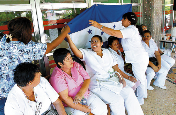 Enfermeras auxiliares abandonan turno C